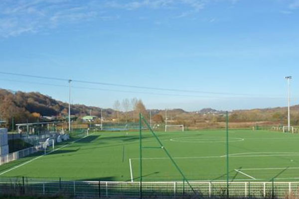 Remplacement du tapis du terrain de football