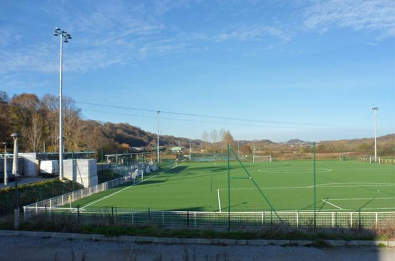 Remplacement du tapis du terrain de football synthétique à Ustaritz (64)